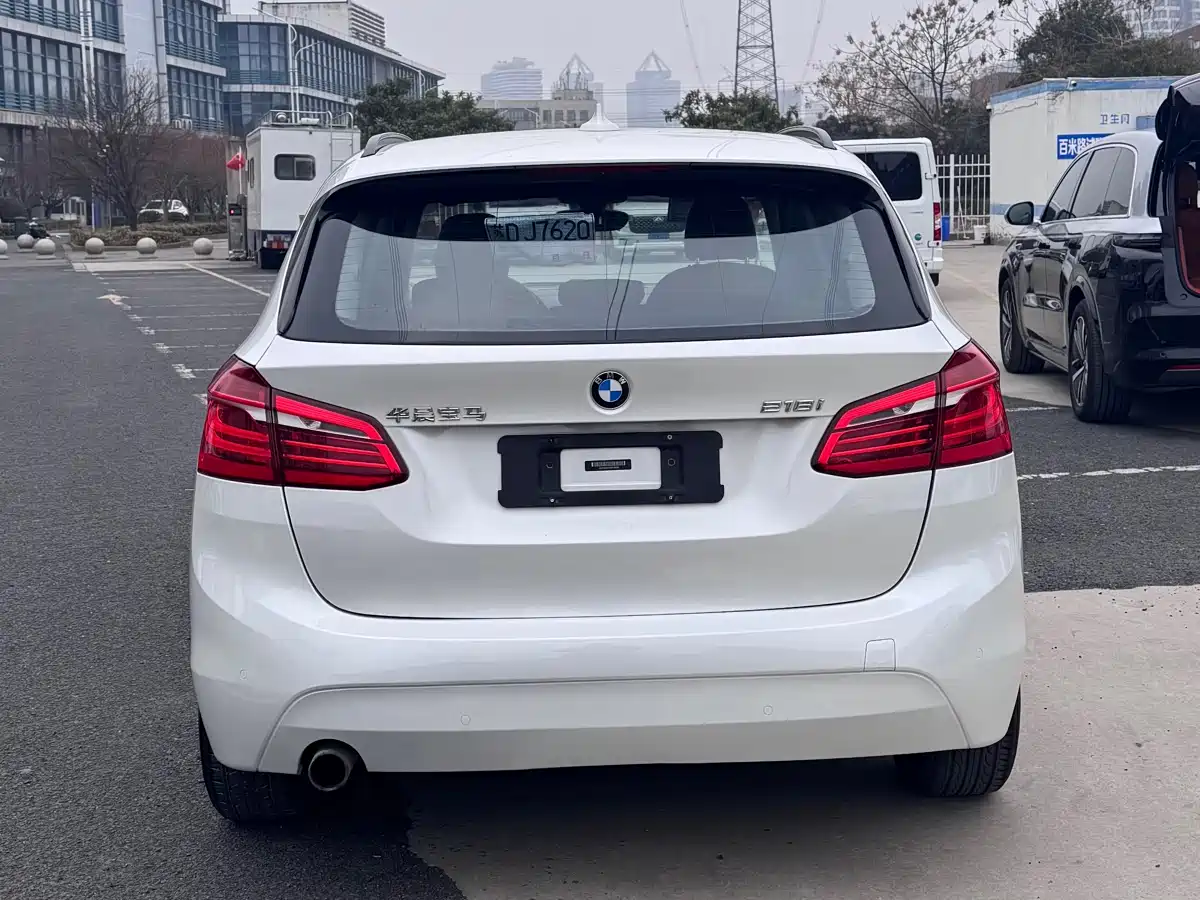BMW 2 Series Touring 2018 218i Sport Line фото 5