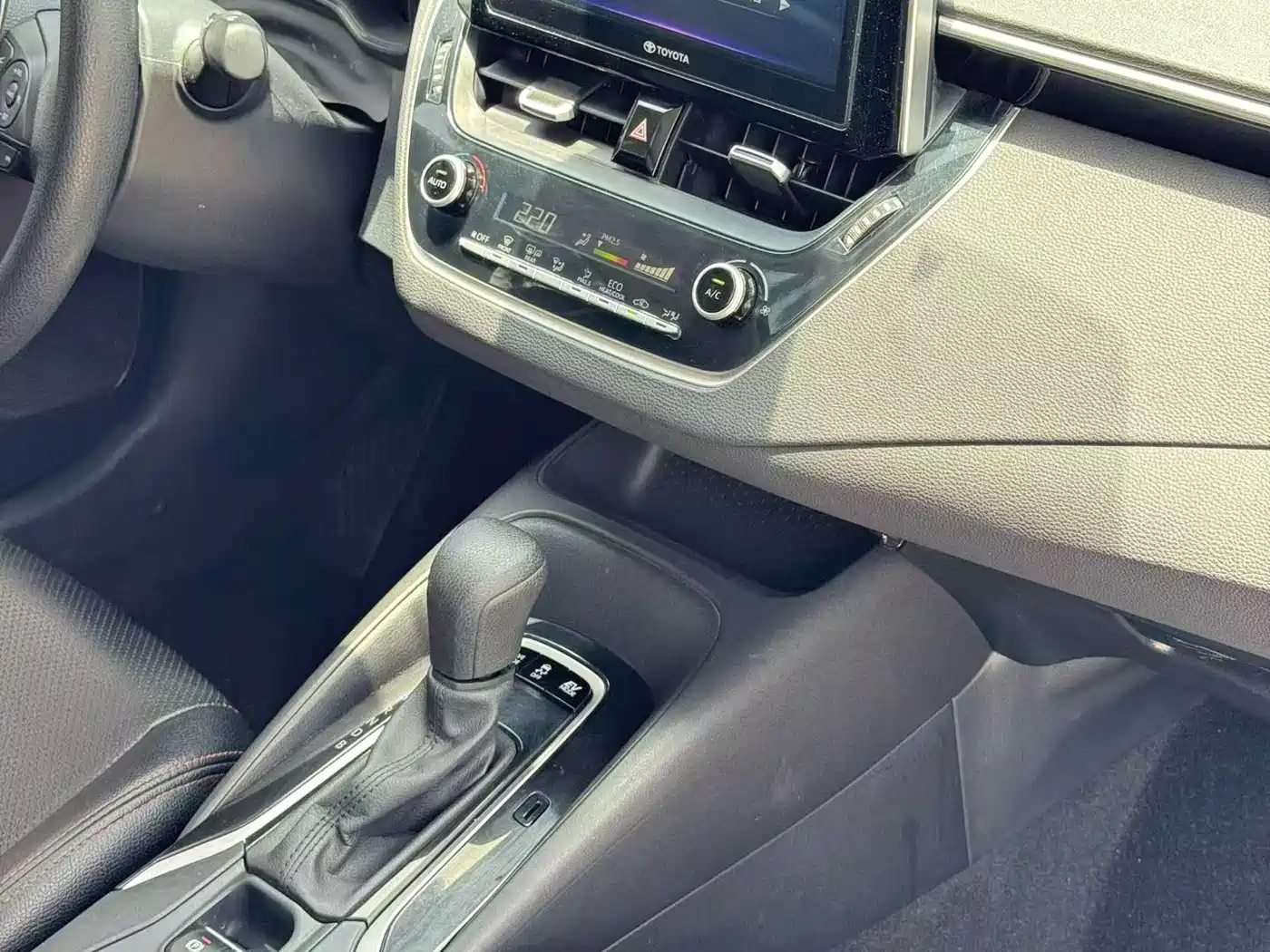 Toyota Corolla 2019 Hybrid 1.8L E-CVT GL-i Elite Edition фото 6