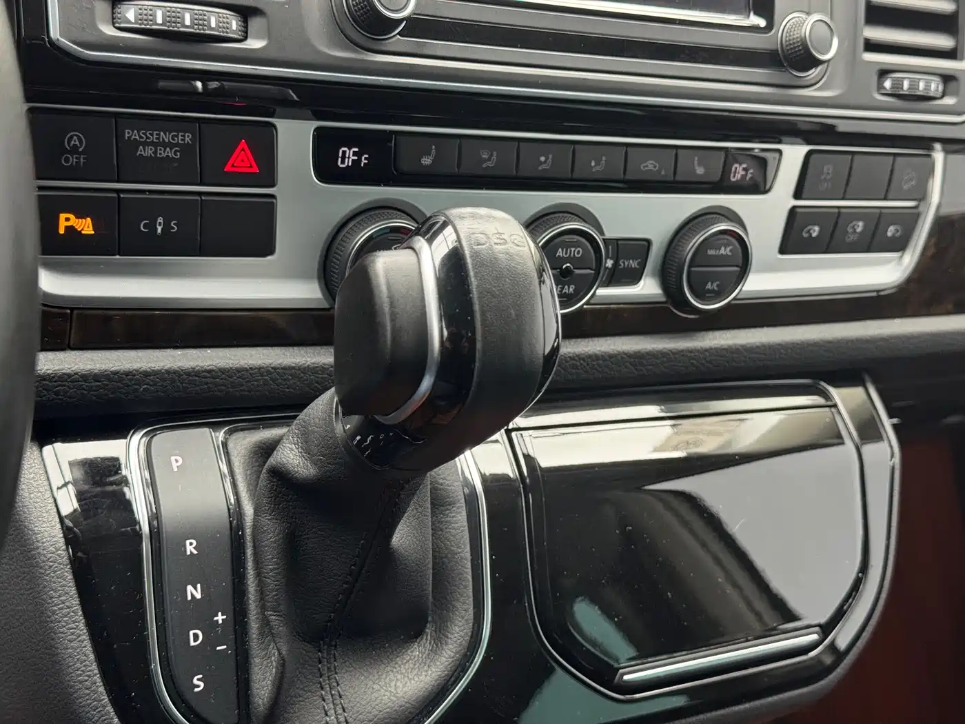 Volkswagen Multivan 2018 2.0TSI 4WD Premium Edition 7-Seater фото 8