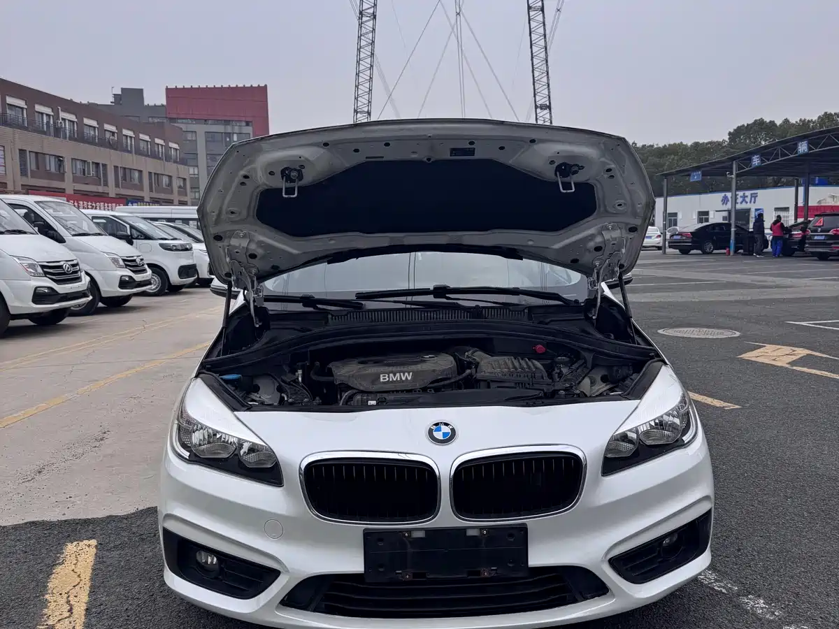 BMW 2 Series Touring 2018 218i Sport Line фото 16