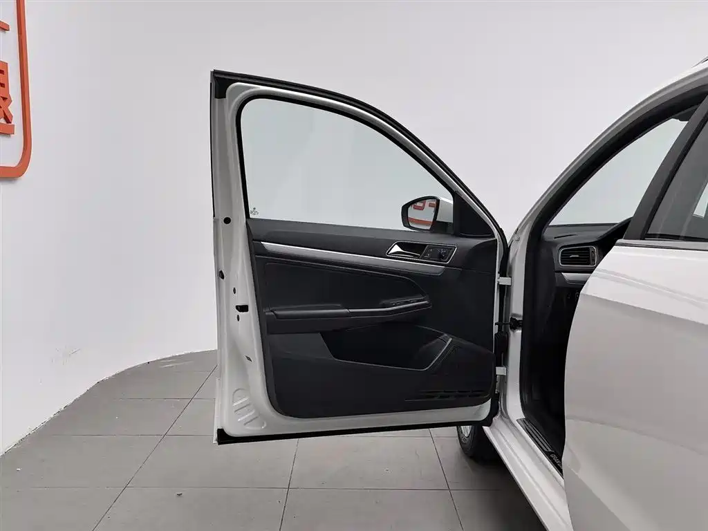 Volkswagen Lavida Tour 2015 1.6L Automatic Comfort Edition фото 8