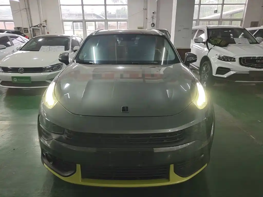 Фото 3 - Lynk & Co 02