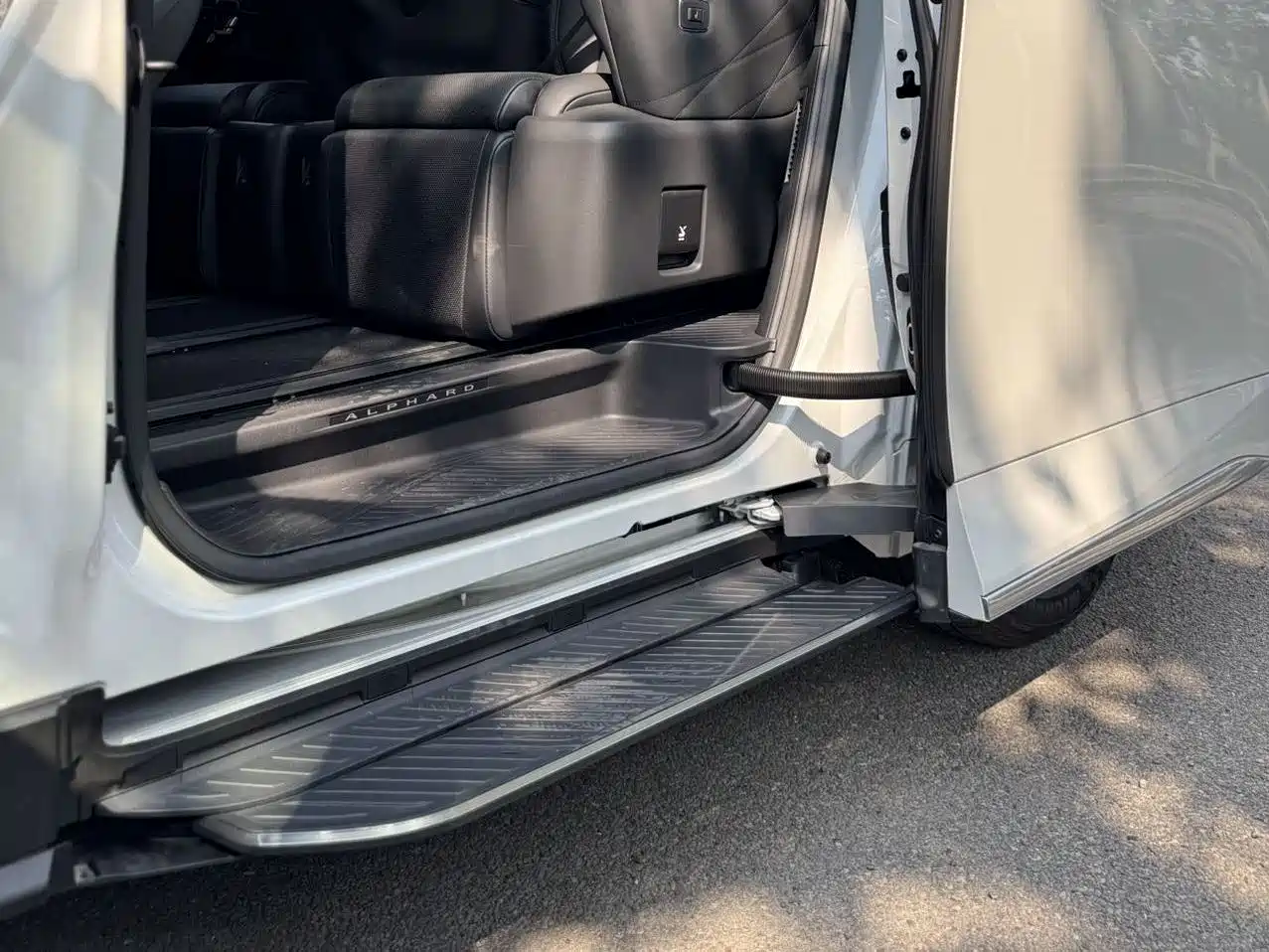 Toyota Alphard 2025 Hybrid 2.5L Ultimate Gold Edition фото 19
