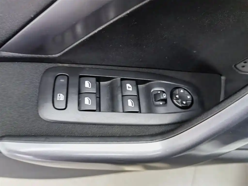 Peugeot 2008 2014 1.6L Automatic Trend Edition фото 9