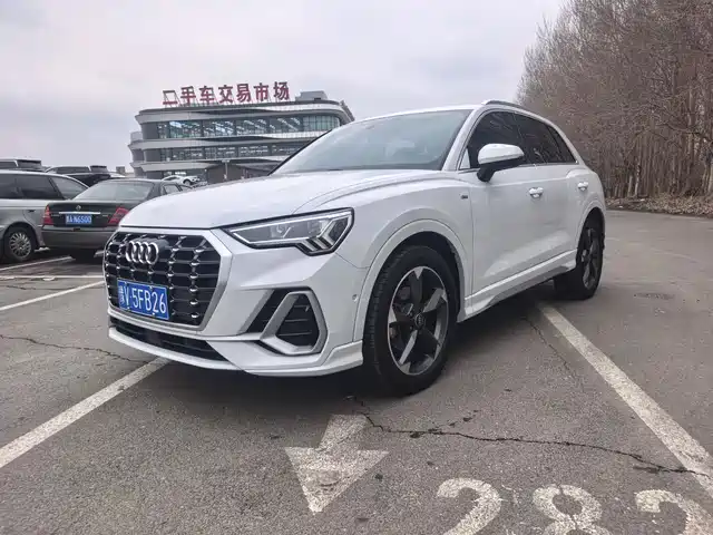 AUDI Q3