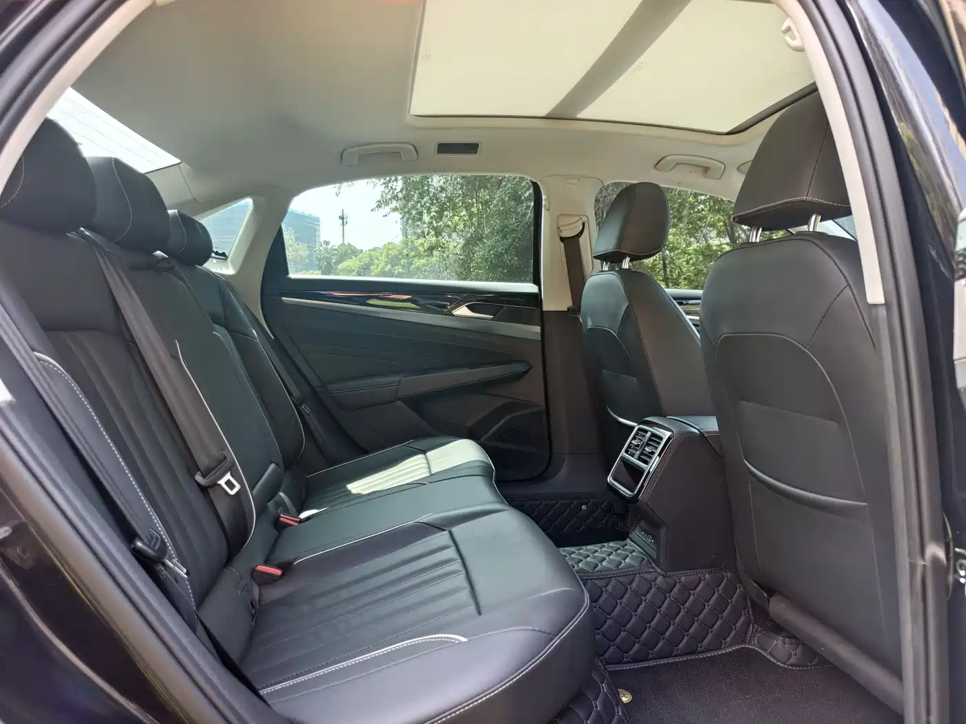Volkswagen Passat 2022 330TSI Starlight Elite Edition фото 14