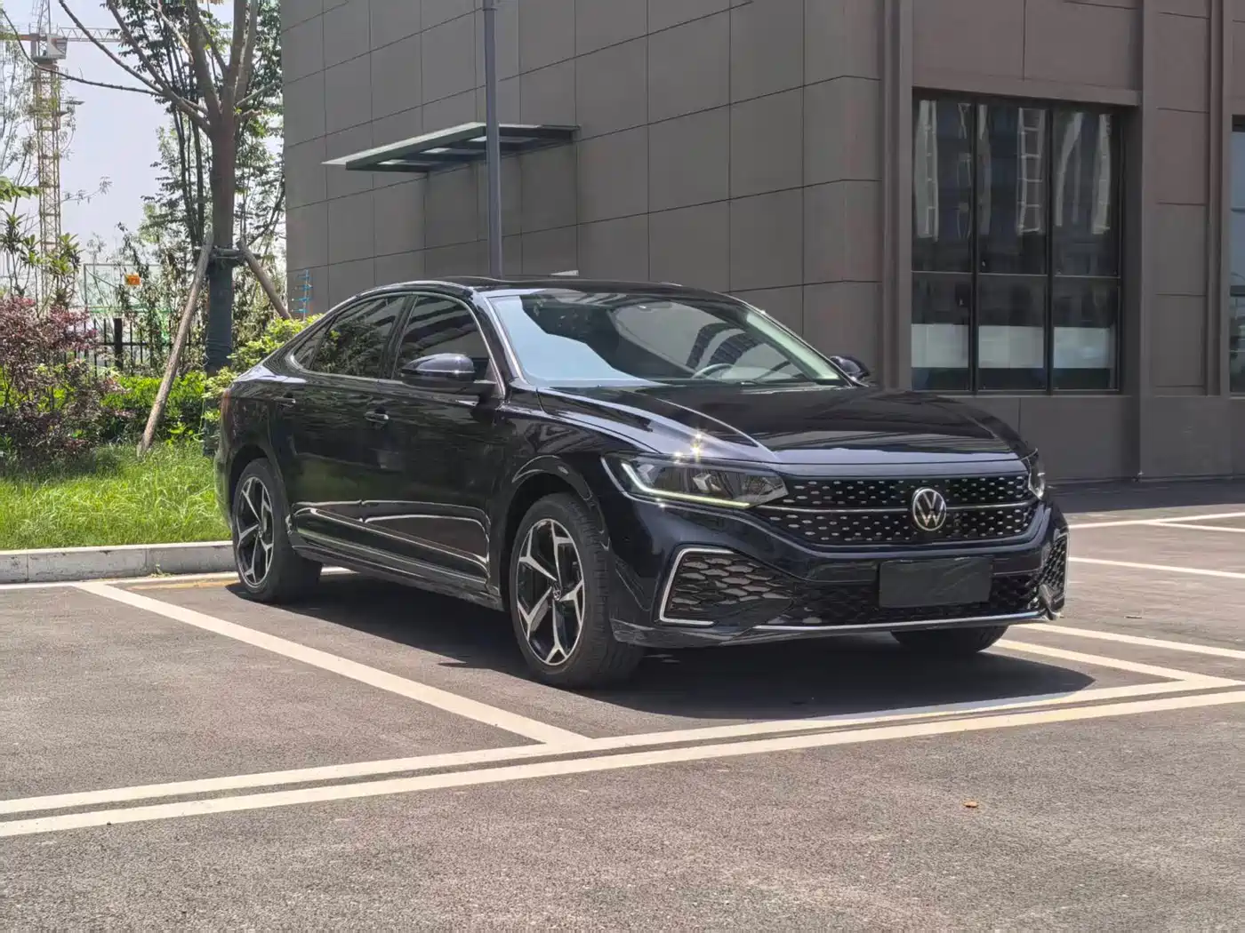 Volkswagen Passat 2025 Outstanding 380TSI Dragon Soaring Edition фото 3