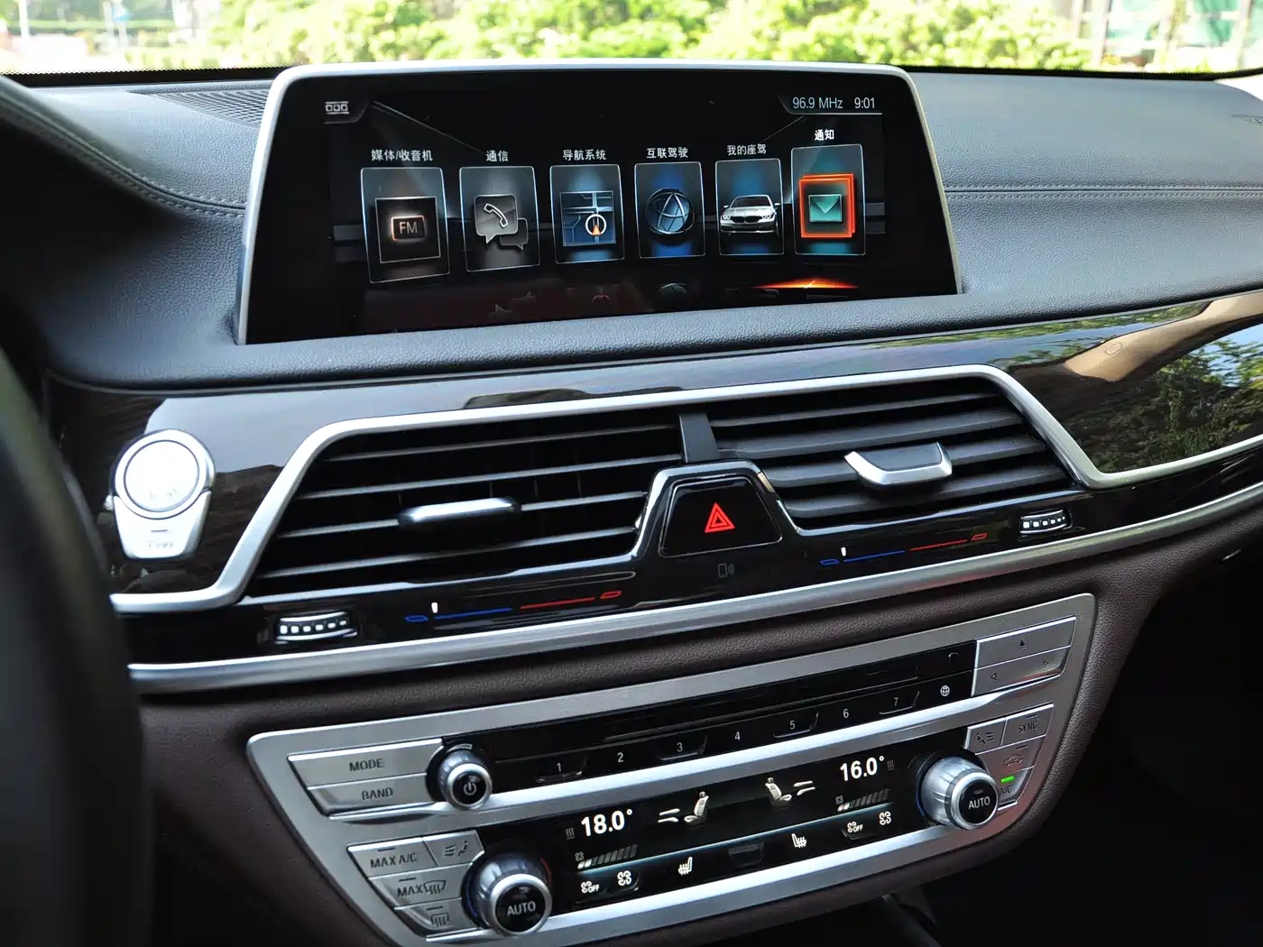 BMW 7 Series 2016 730Li Leading фото 11