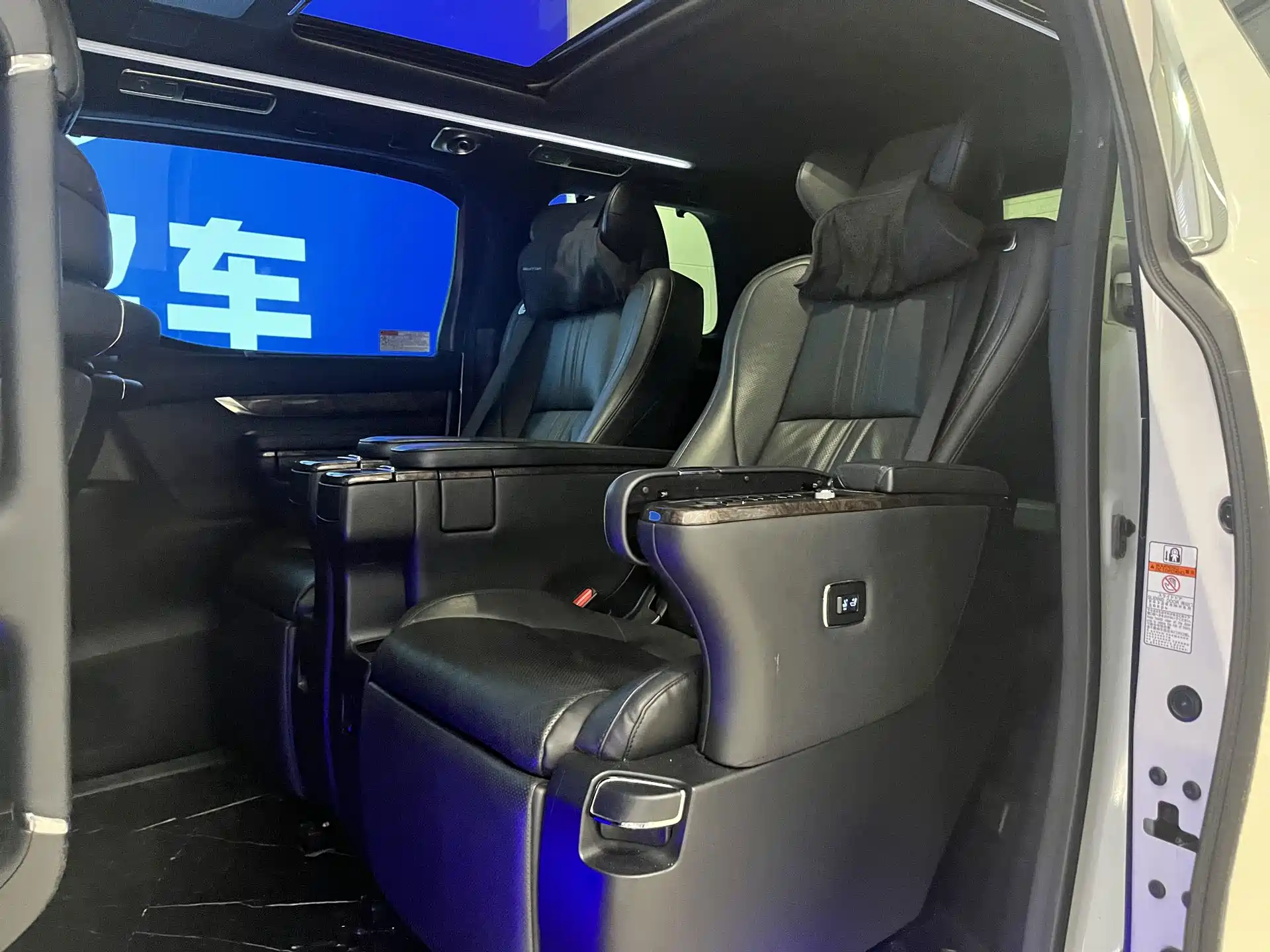 Photo 7 - Toyota Vellfire