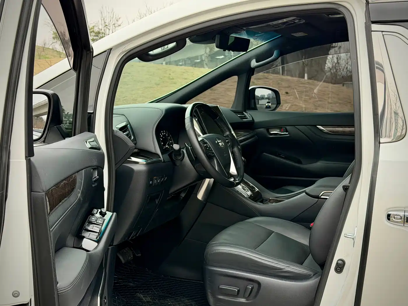 Toyota Vellfire 2021 Crown Hybrid 2.5L HV Supreme Edition фото 8