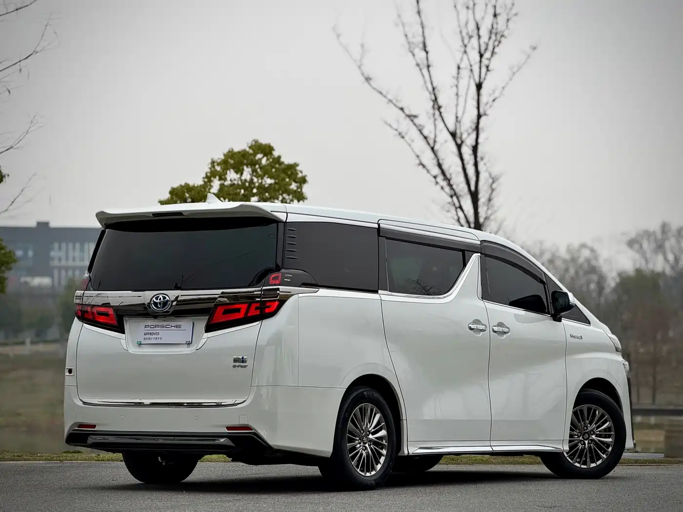 Toyota Vellfire 2021 Crown Hybrid 2.5L HV Supreme Edition фото 4