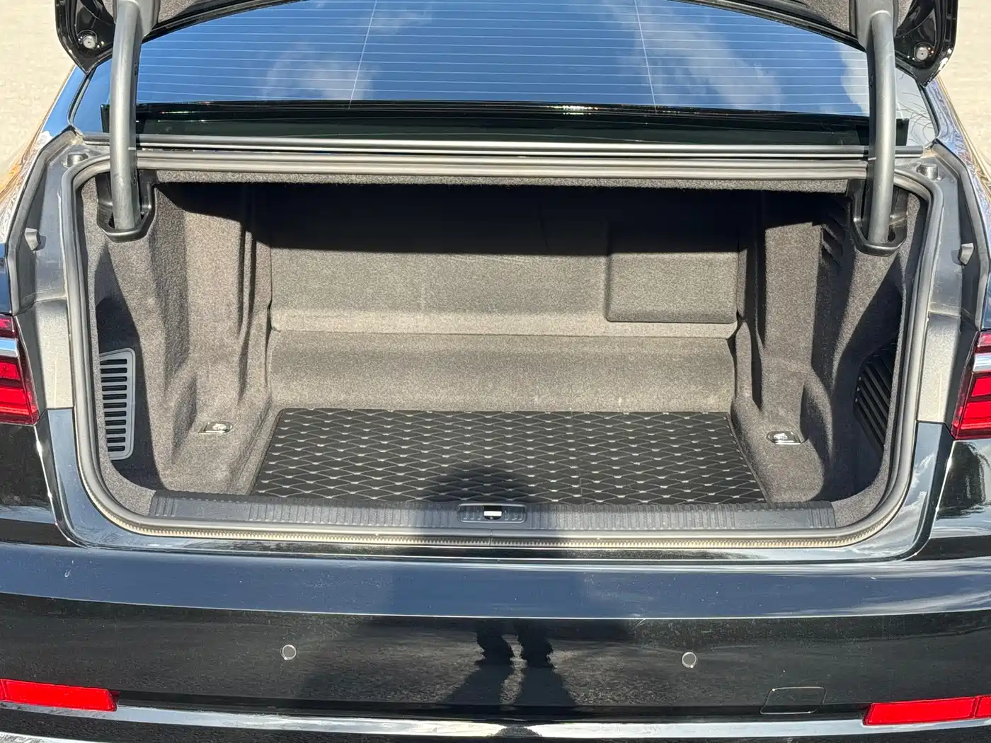 Audi A8 2023 A8L 50 TFSI quattro Exclusive фото 12