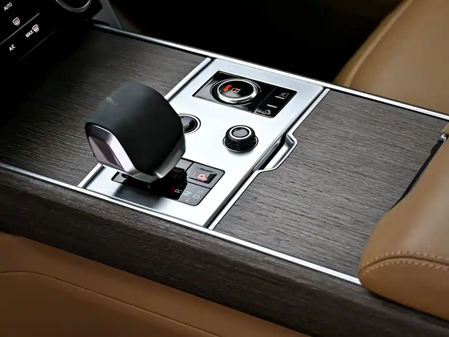 Land Rover Range Rover 2023 3.0 L6 360PS Golden Age Edition фото 18