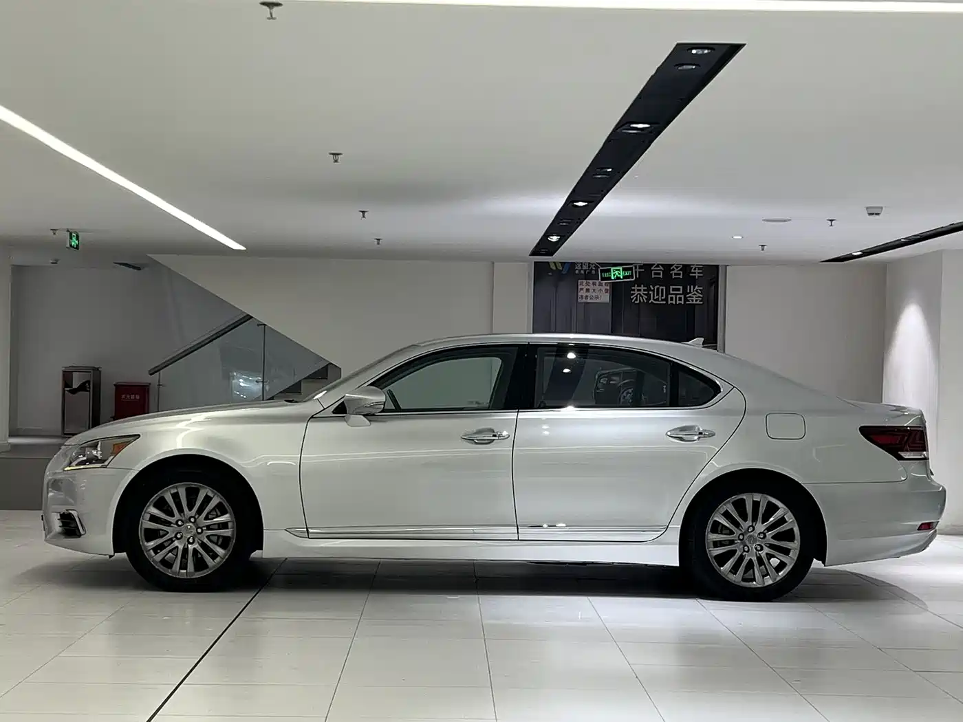 Lexus LS 2013 460L 4WD Premium Edition фото 3