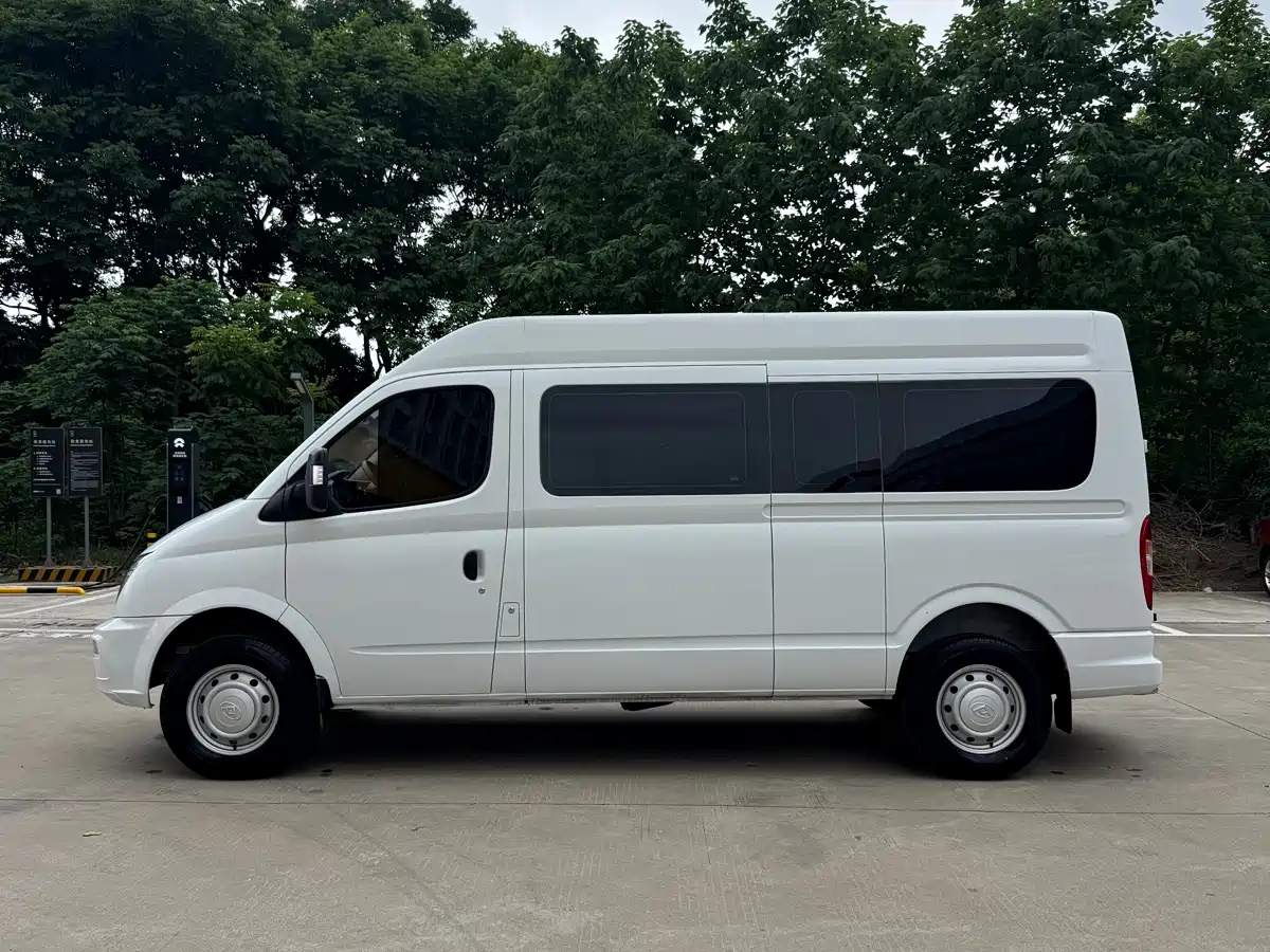 SAIC Maxus Xintu V80 2023 2.0T Manual Classic Aoyun Long Wheelbase Medium Roof 6/7/8/9 Seats фото 3