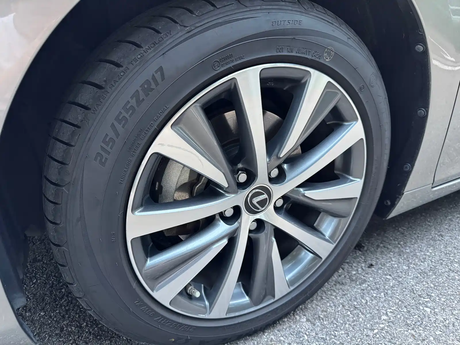 Photo 18 - Lexus ES