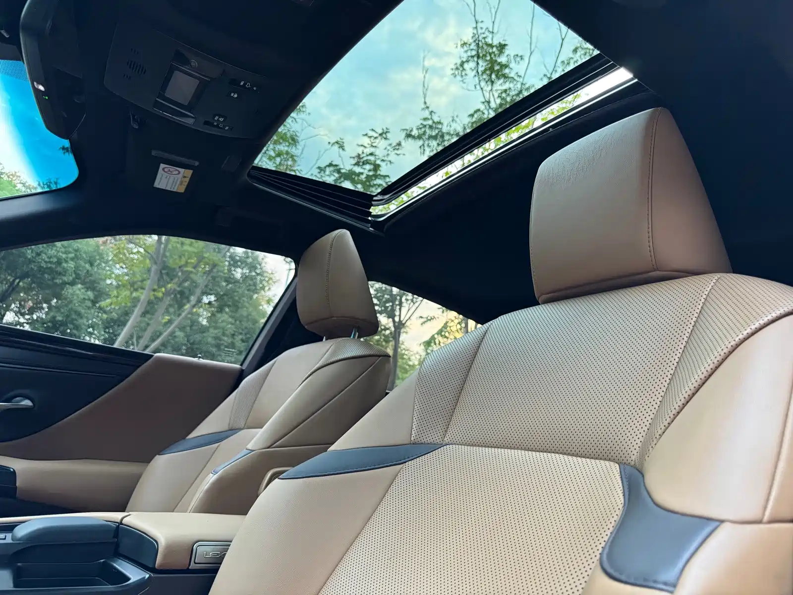 Photo 16 - Lexus ES