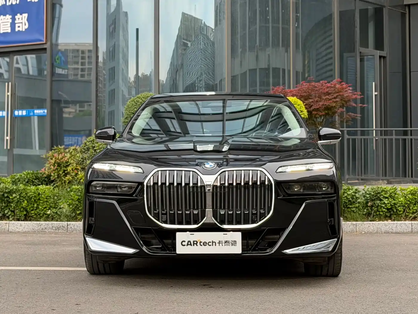 BMW 7 Series 2023 Model 740Li Leading M Sport Package фото 2