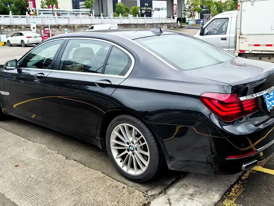 Фото 3 - BMW 7 Series