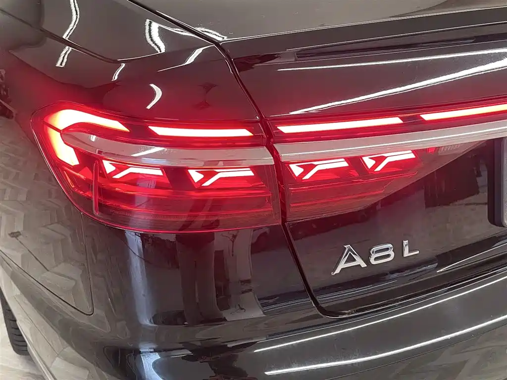 Photo 10 - Audi A8
