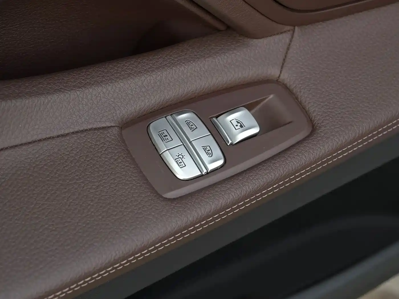 BMW 7 Series 2016 730Li Leading фото 25