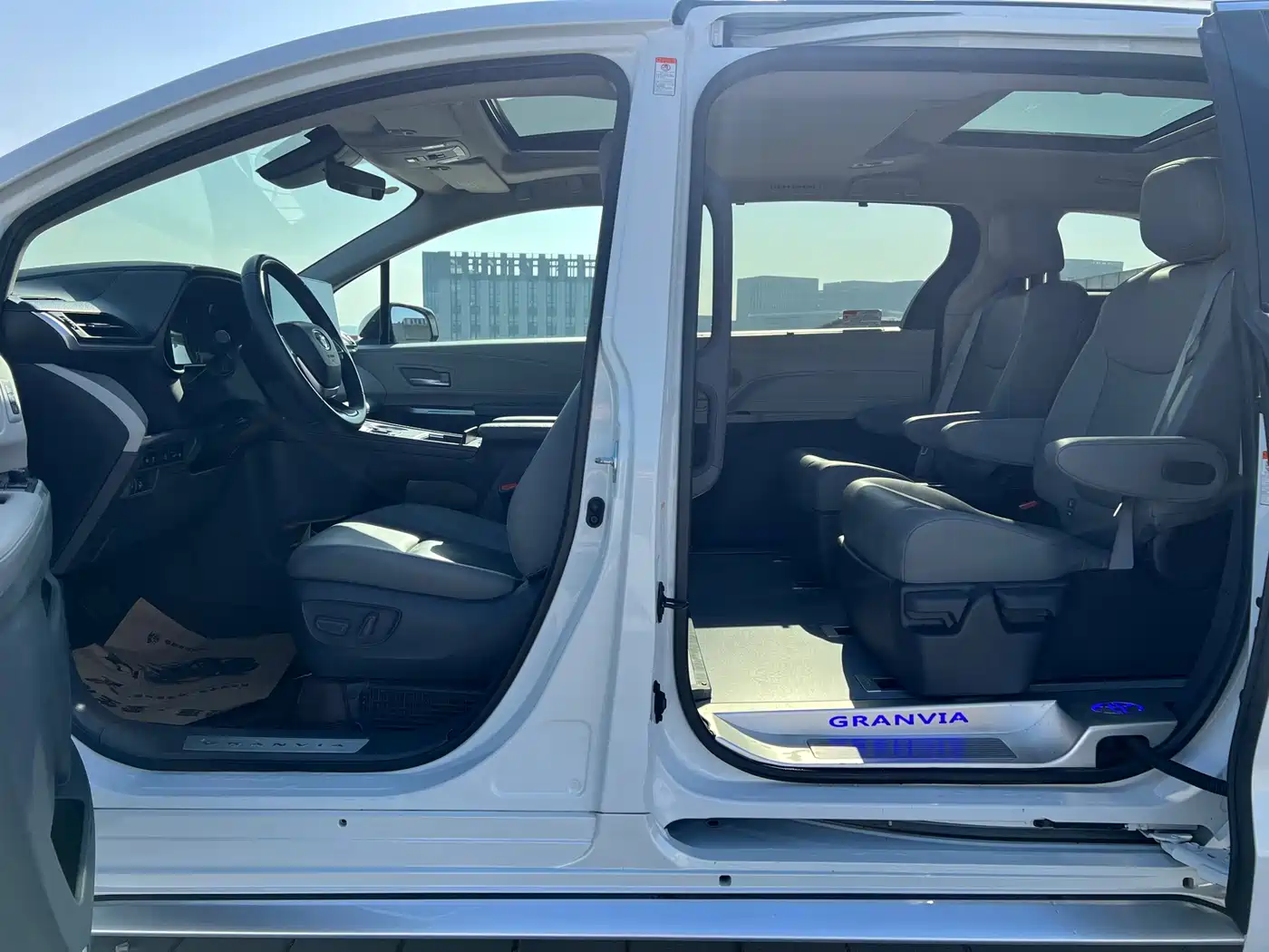 Toyota Granvia 2023 2.5L Hybrid Prestige PLUS Edition фото 9