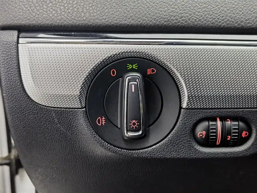 Volkswagen Sagitar 2018 280TSI DSG Spark Edition фото 21