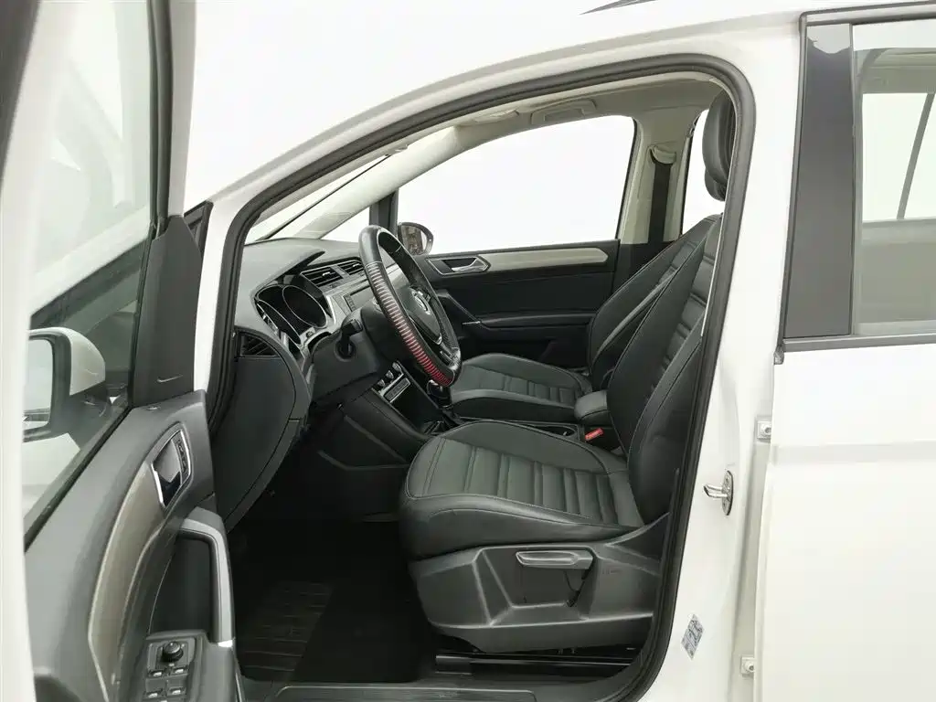 Volkswagen Touran 2018 Touran L 280TSI DSG Comfort 7-seater China V фото 10