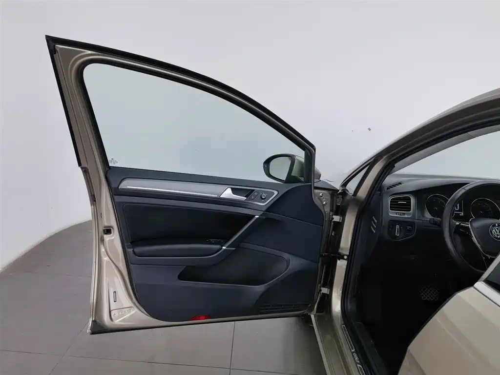 Volkswagen Golf 2016 1.6L Automatic Comfort фото 8