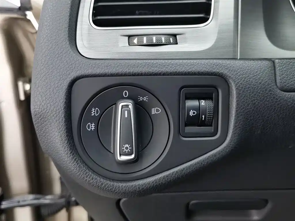 Volkswagen Golf 2016 1.6L Automatic Comfort фото 21