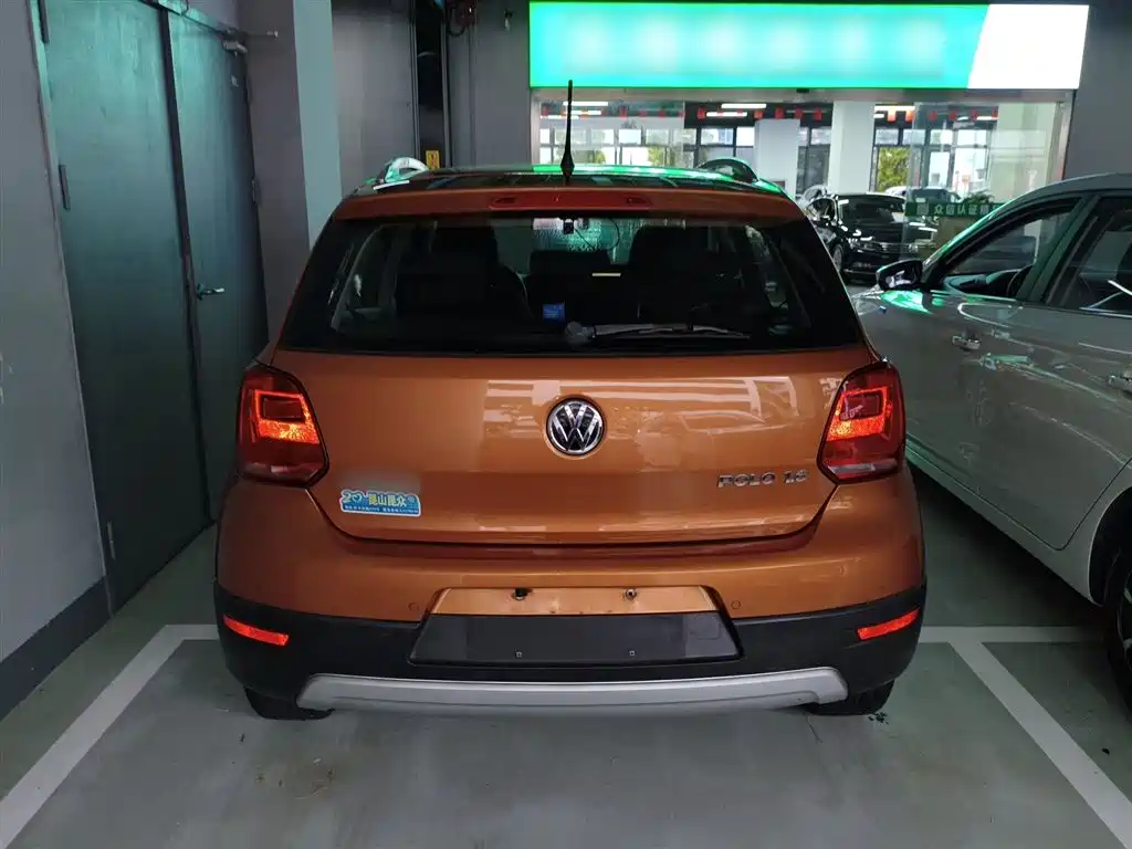 Volkswagen Polo 2014 1.6L Cross Polo Automatic фото 4