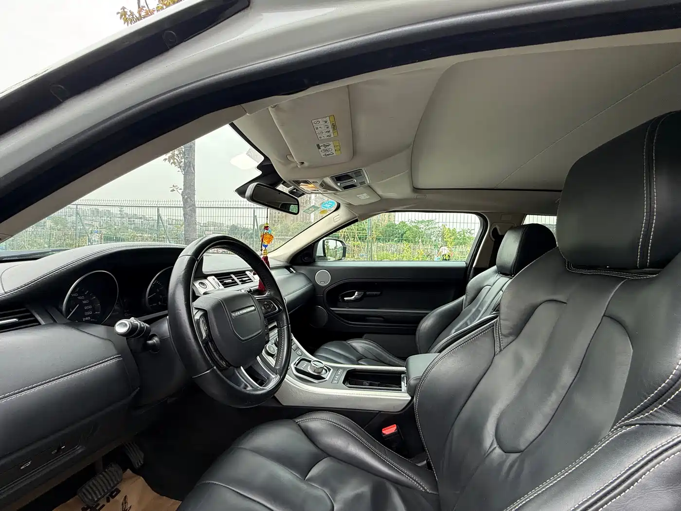 Land Rover Range Rover Evoque (Import) 2013 2.0T 3-Door Glamour Edition фото 11