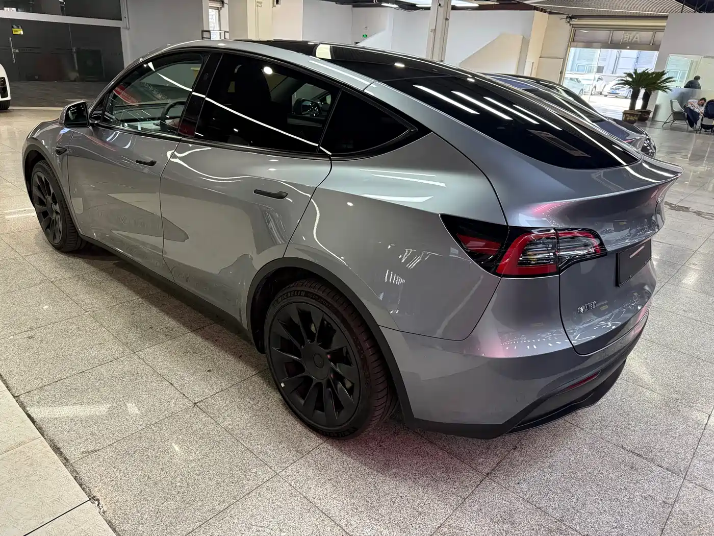 TESLA MODEL Y