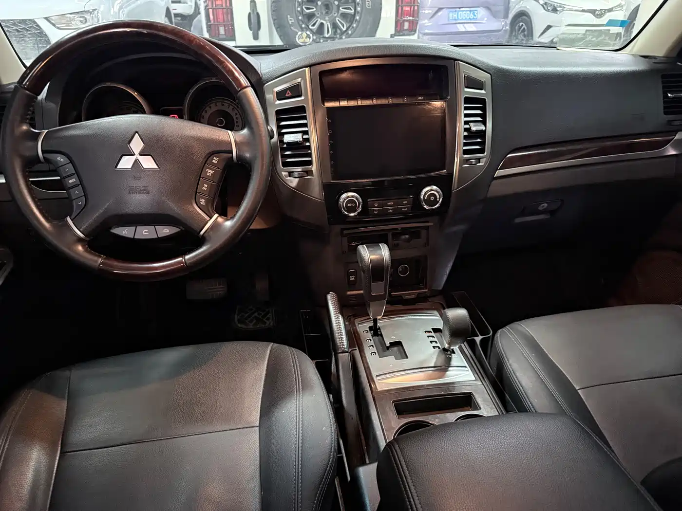Mitsubishi Pajero (Import) 2020 3.0L Automatic Standard Edition фото 5