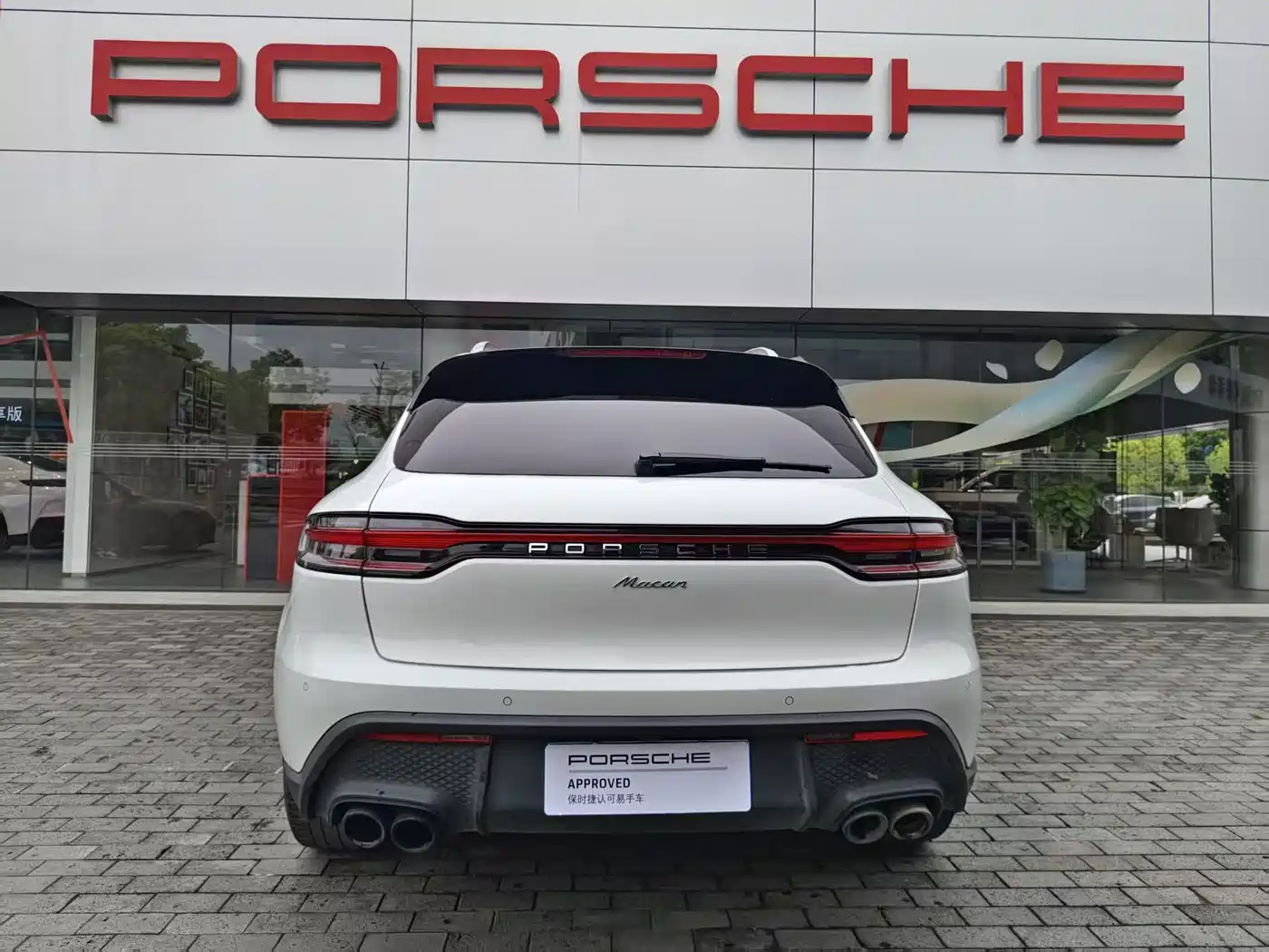 PORSCHE MACAN