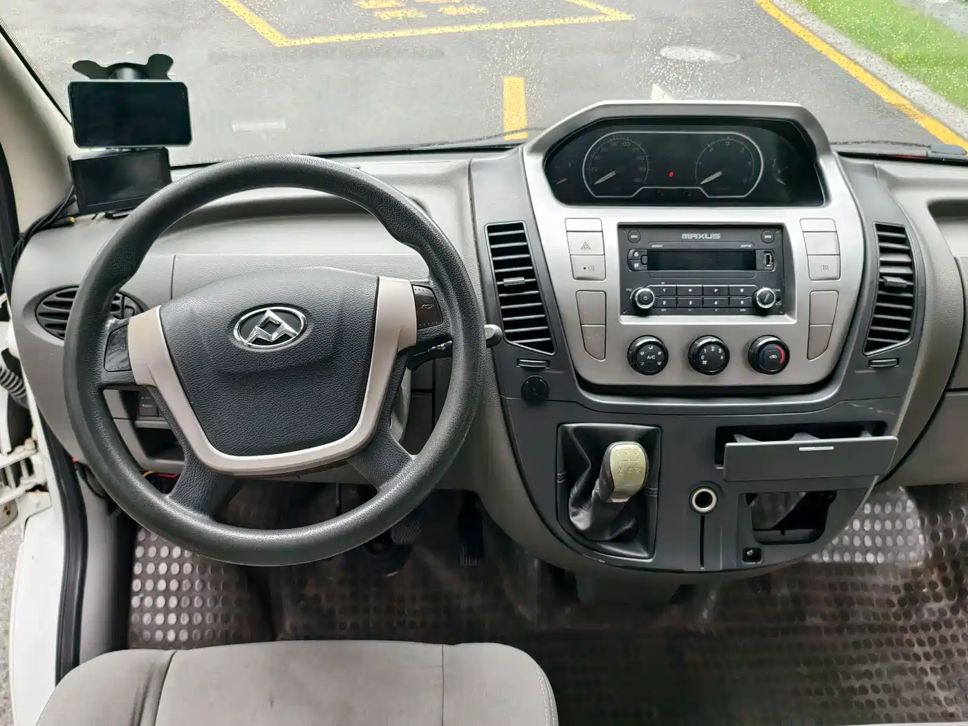SAIC Maxus Xintu V80 2017 2017 2.5T 5-speed manual Aoyun Tong China V short wheelbase medium roof 5/6/10 seats
