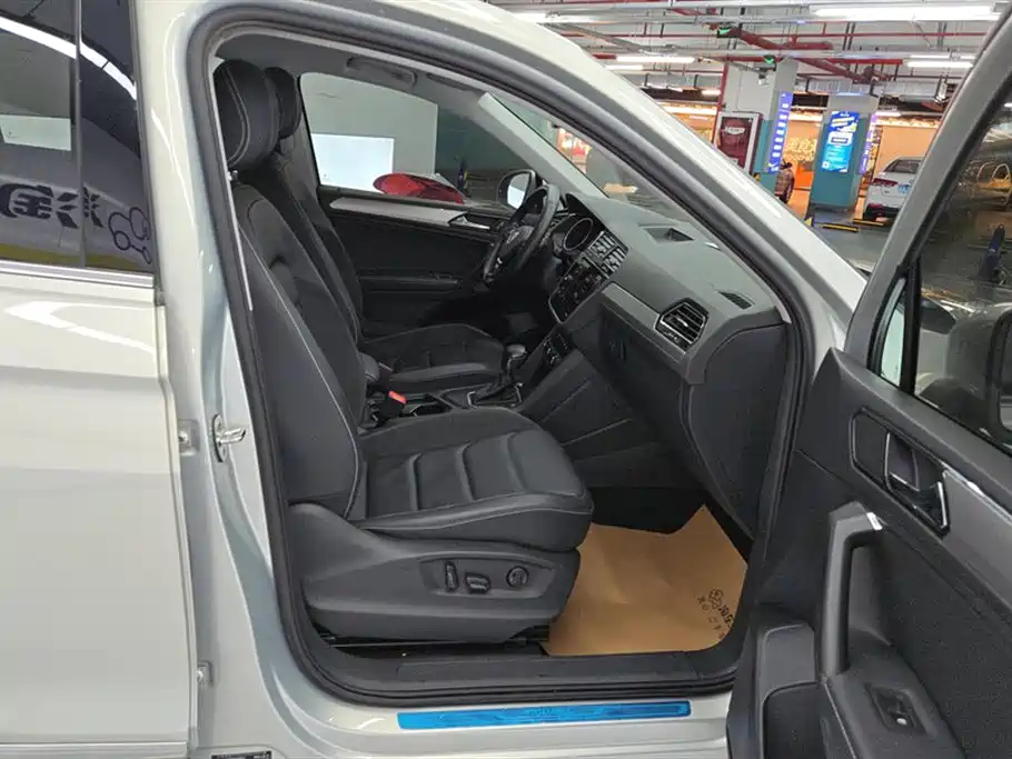 Volkswagen Tiguan L 2018 Facelift 330TSI Automatic 2WD Luxury Edition фото 8
