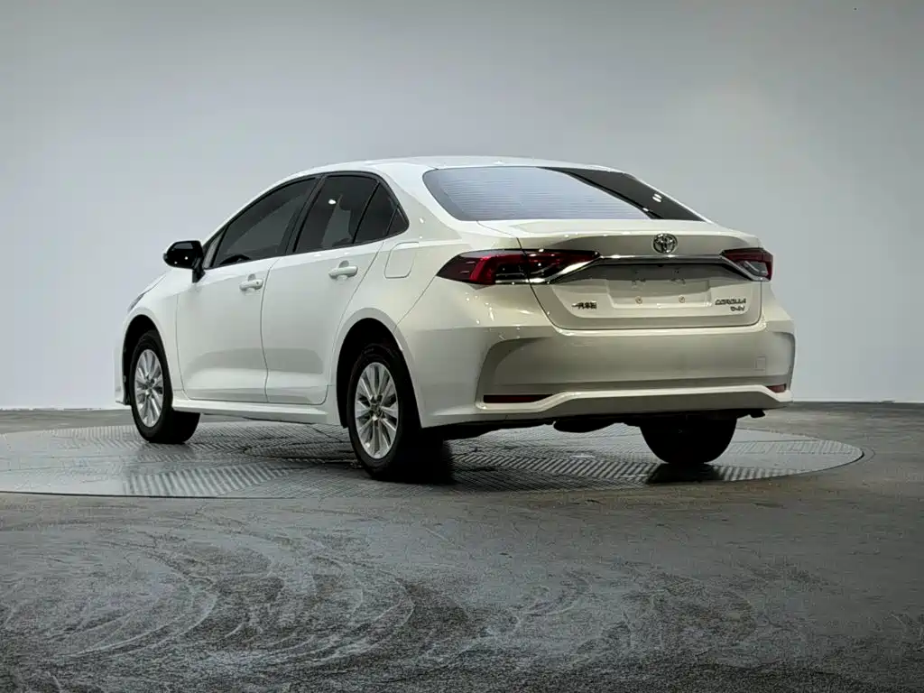 Фото 3 - Toyota Corolla