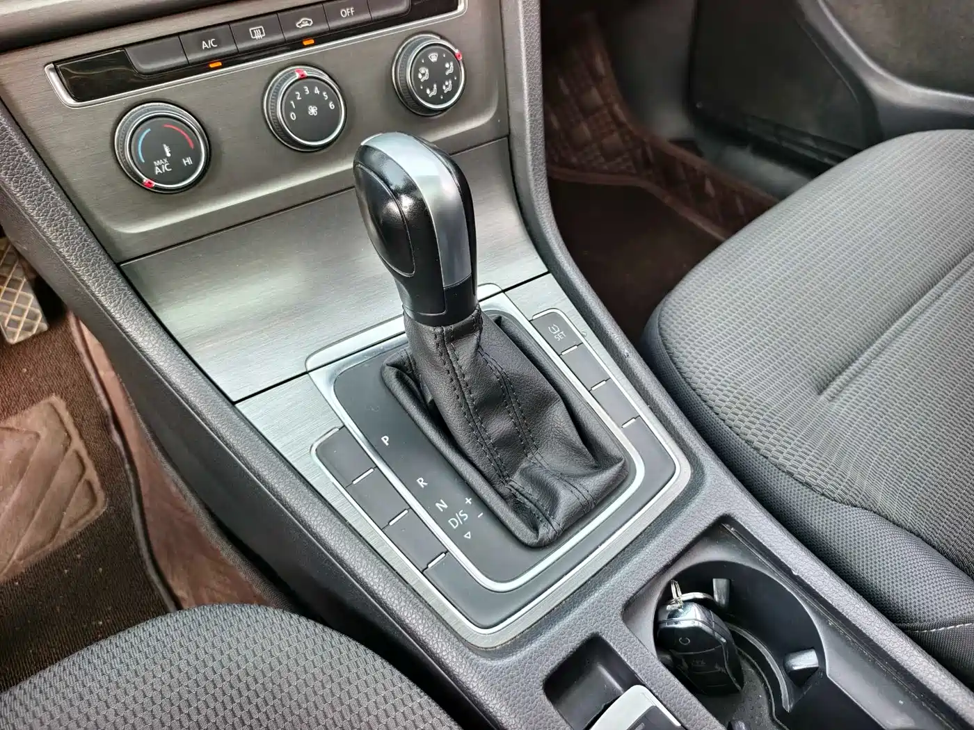 Volkswagen Golf 2015 1.6L Automatic Comfort фото 9