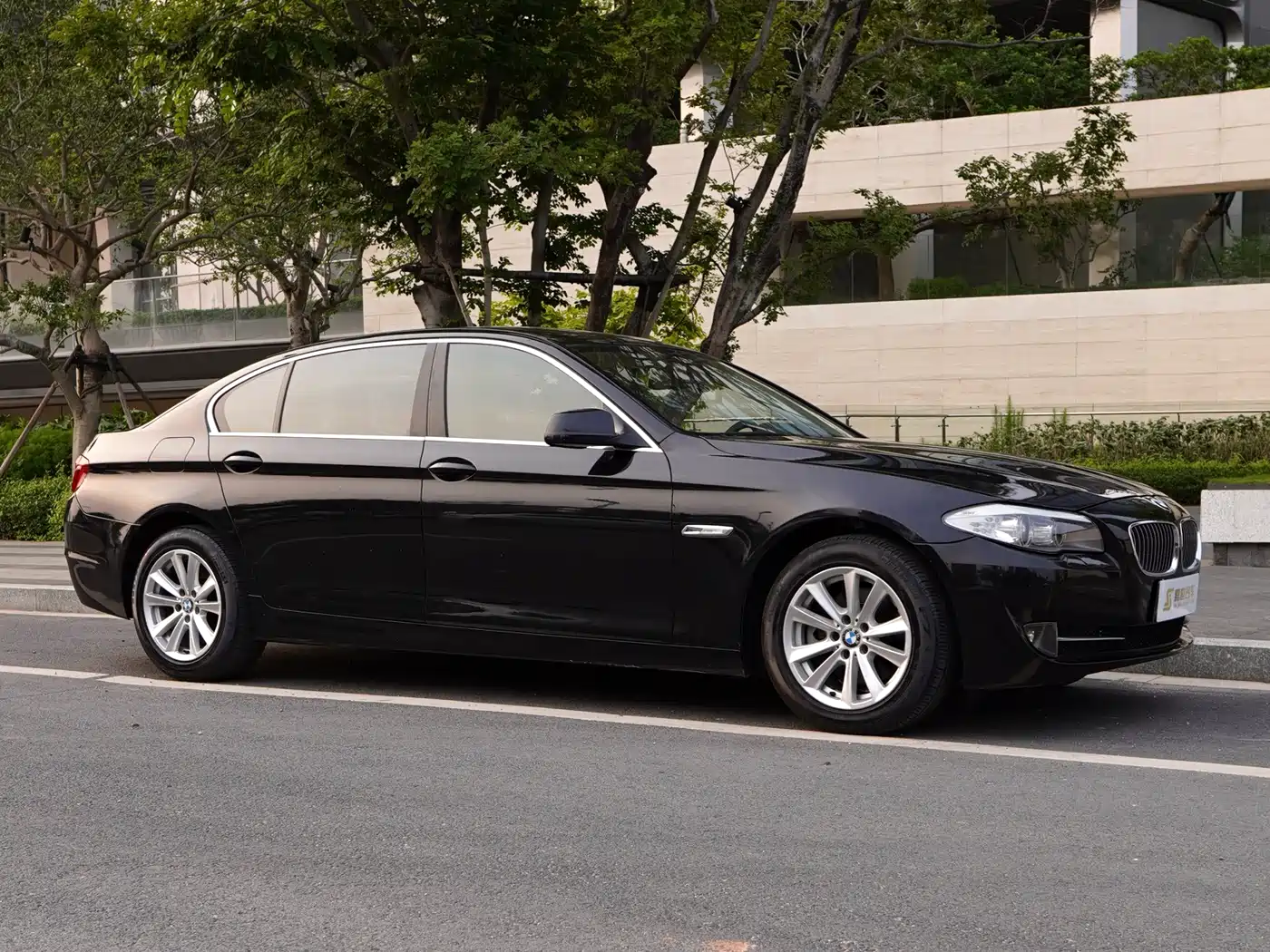 BMW 5 Series 2011 523Li Luxury фото 3