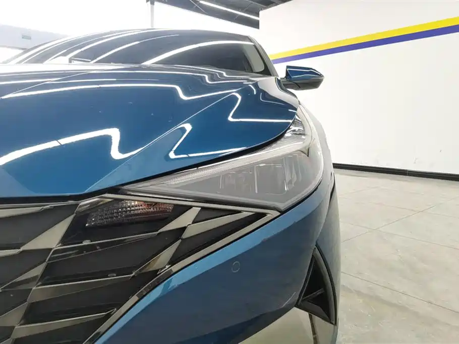 Hyundai Elantra 2021 1.5L CVT LUX Premium Edition фото 5