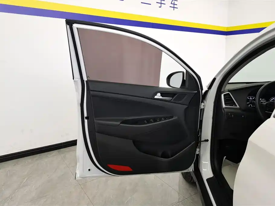 Hyundai Tucson 2018 1.6T DCT 2WD 15th Anniversary Special Edition фото 7