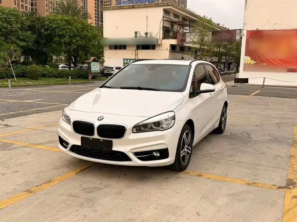 BMW 2 Series Touring 2016 218i Sport Design Package фото 2