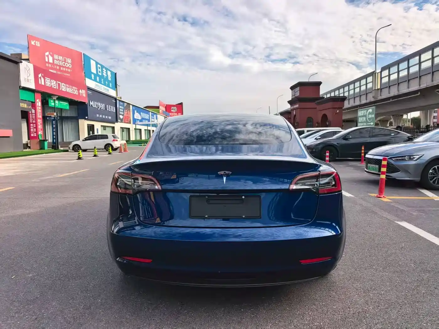 TESLA MODEL 3