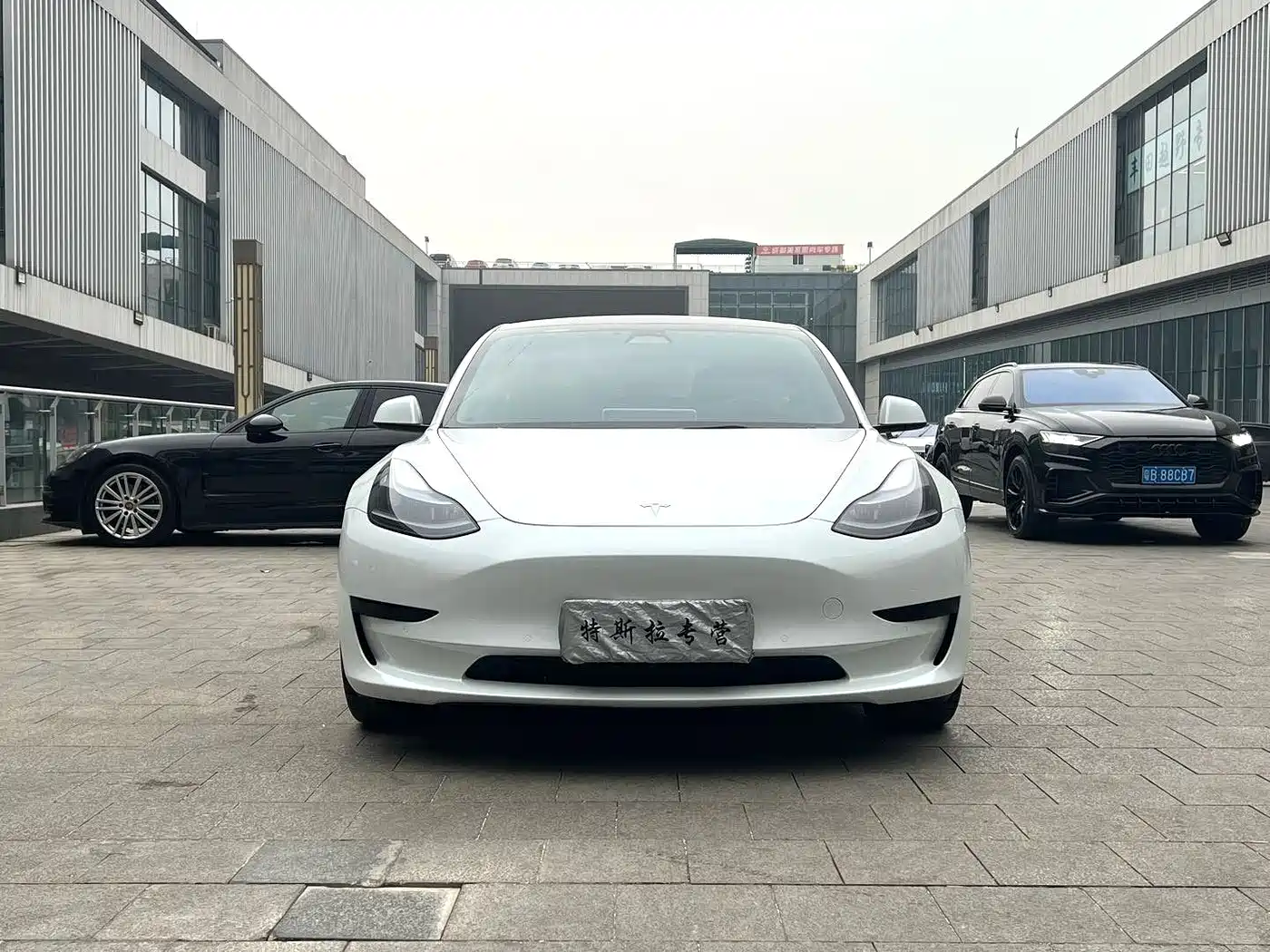 TESLA MODEL 3