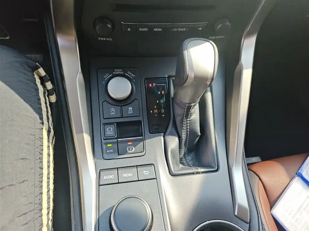 Lexus NX 2015 200t AWD F Sport фото 11