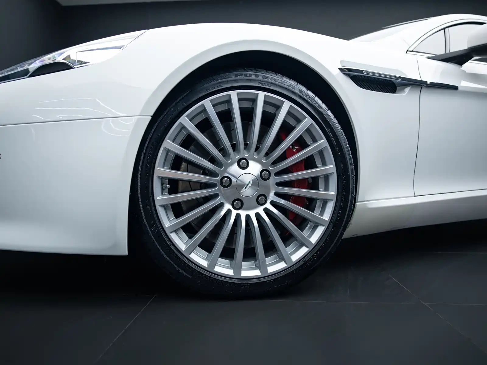 Фото 38 - Aston Martin Rapide