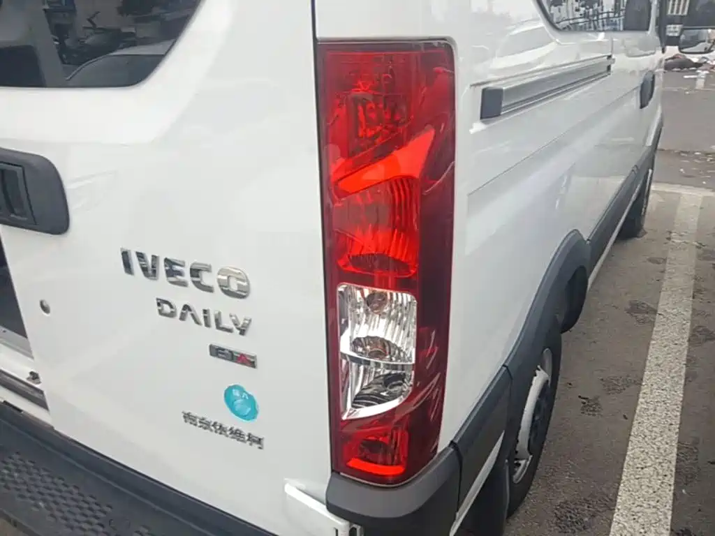 Iveco Daily 2023 2021 2.0T Manual Chaorui Short Wheelbase Low Roof Sliding Door F1A