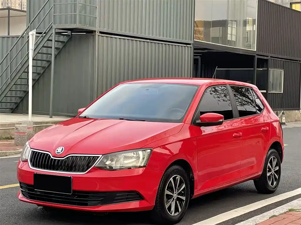 Škoda Fabia 2015 1.4L Automatic Advance Edition фото 2