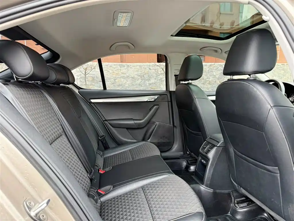 Škoda Octavia 2018 TSI280 DSG Luxury Edition фото 21